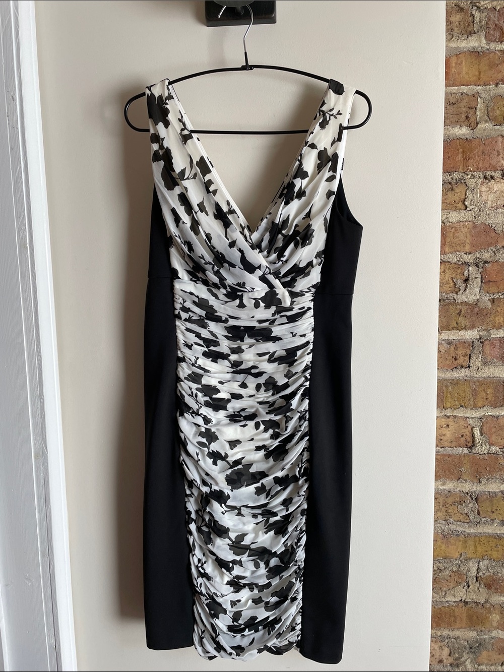 White House Black Market Black & White Ruched Sheath Dress